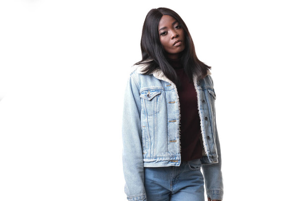 Fashion shoot van afro-Amerikaans model met jeans jas en bordeaux golf op witte achtergrond. - Foto, afbeelding