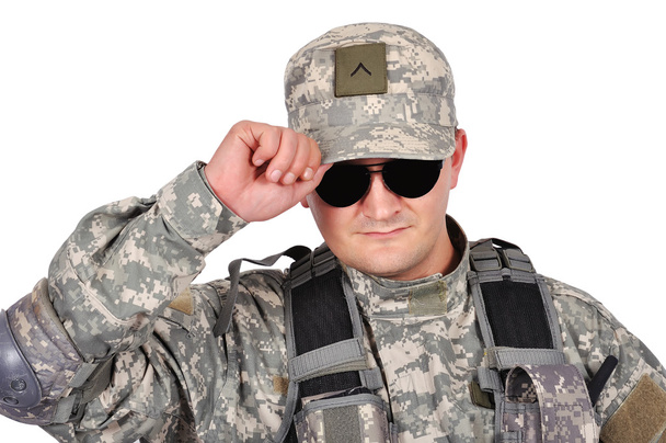 soldier adjusts his cap - Foto, imagen