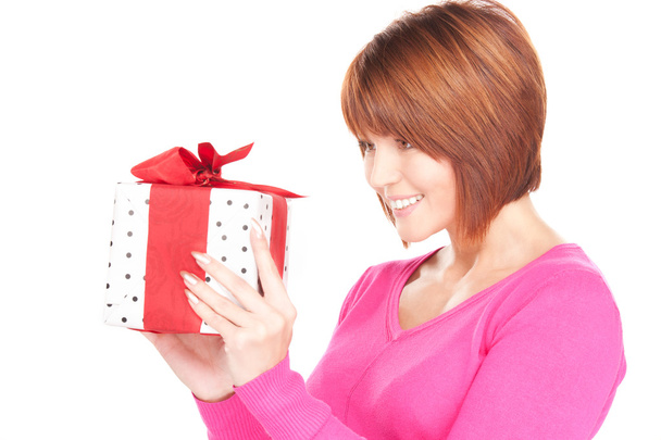Glückliche Frau mit Geschenkbox - Foto, Bild