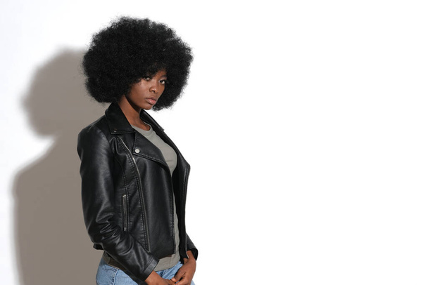 Υψηλής μόδας αφρο-αμερικανικό μοντέλο σε μαύρο δερμάτινο μπουφάν. - Φωτογραφία, εικόνα
