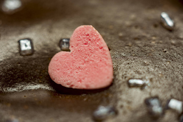 Pequeno bolo adorável decorado com letras de chocolate e corações pequenos
 - Foto, Imagem
