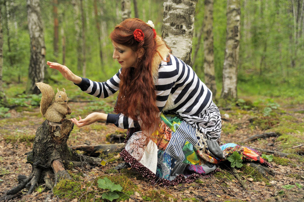 red-haired gypsy in colorful clothes, - Foto, Imagen