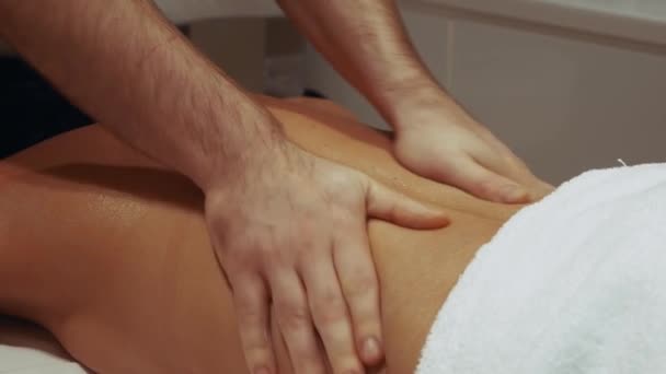 Mujer teniendo masaje
 - Metraje, vídeo