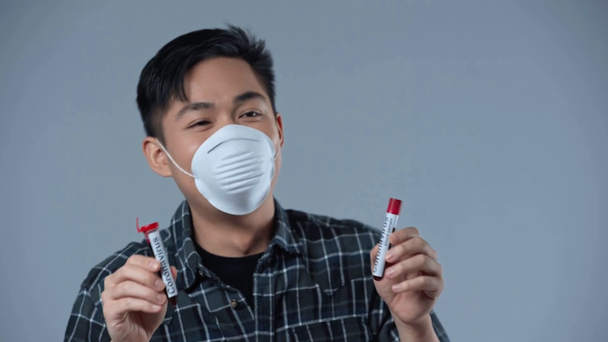 asiatique homme danse avec test tubes avec coronasvirus lettrage isolé sur gris
  - Séquence, vidéo