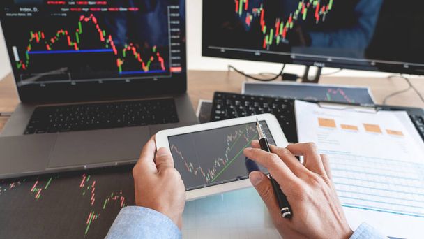 Pracující obchodník, makléř nebo obchodníci, kteří hovoří o Forex na počítačových obrazovkách akciových trhů investovaly obchodní finanční diagramy grafy analýzy dat - Fotografie, Obrázek