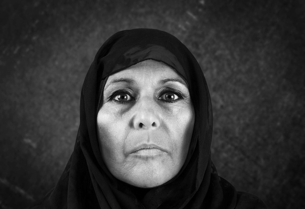 Dramática mujer musulmana en bw
 - Foto, Imagen