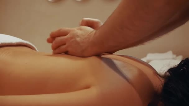 Femme ayant massage
 - Séquence, vidéo