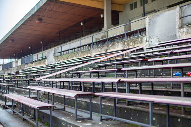 stary stadion dla dużej liczby widzów. Opuszczone trybuny i budynki - Zdjęcie, obraz