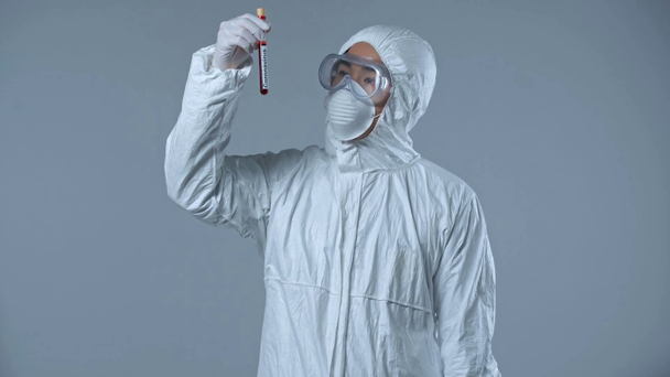 asiático cientista segurando tubo de ensaio isolado em cinza
  - Filmagem, Vídeo
