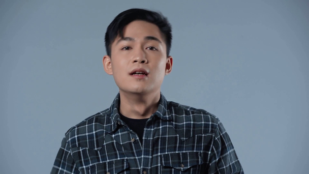 asiatico uomo starnuti isolato su grigio
 - Filmati, video