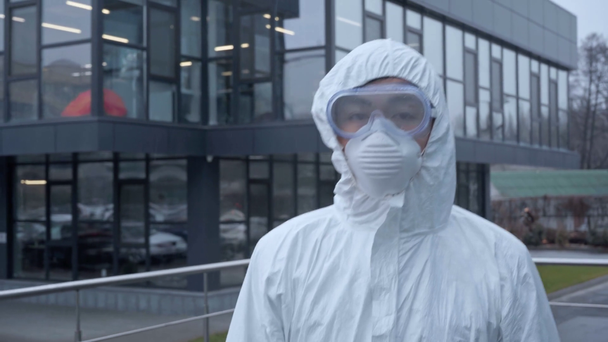 azjatycki naukowiec w ochronny garnitur chodzenie na zewnątrz - Materiał filmowy, wideo