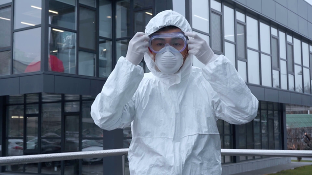 asiático cientista vestindo óculos de segurança
  - Filmagem, Vídeo