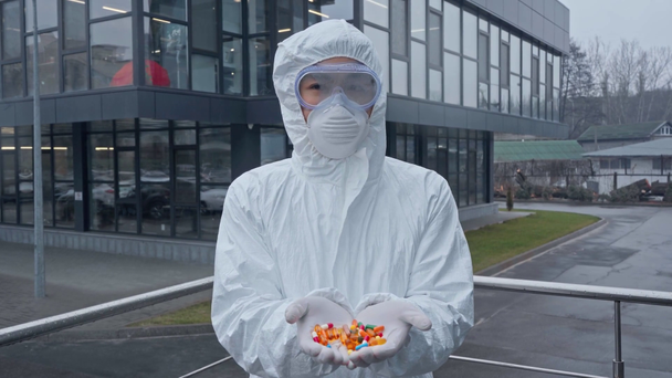 asiático cientista segurando pílulas fora
 - Filmagem, Vídeo
