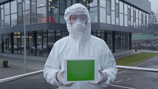asiatico scienziato holding digitale tablet con verde schermo
 - Filmati, video