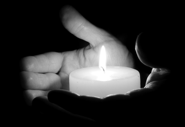 Человеческие руки держат свечу
 - Фото, изображение