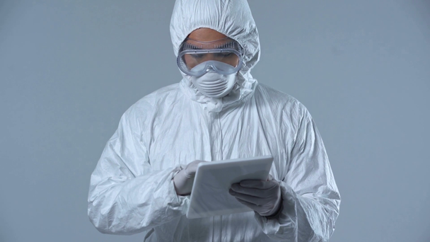 asiatico scienziato utilizzando digitale tablet isolato su grigio
  - Filmati, video
