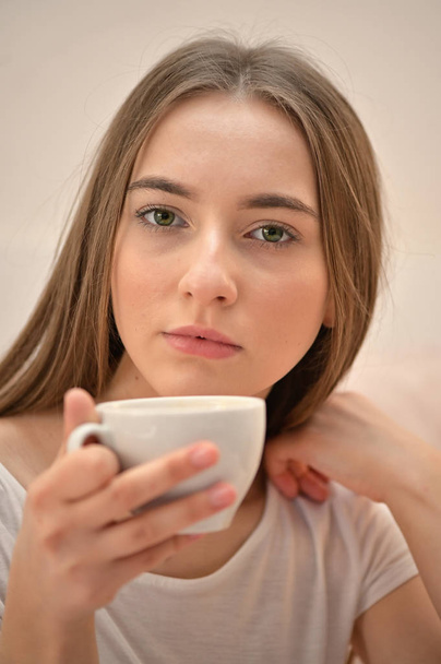 Menina com xícara de café  - Foto, Imagem