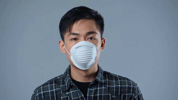 sairas aasialainen mies lääketieteellinen naamio eristetty harmaa
  - Materiaali, video