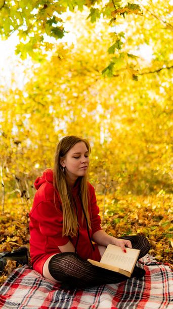 Kırmızı elbiseli kız inanılmaz çarpıcı. Arka plan harika Sonbahar geldi. Sanatsal fotoğraf. - Fotoğraf, Görsel