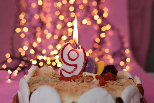 Горящая свеча в торте
 - Фото, изображение