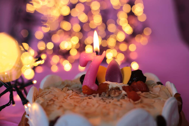 Vela ardiendo en el pastel
 - Foto, Imagen