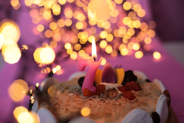 Палаюча свічка в торт
 - Фото, зображення
