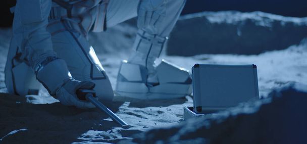Astronauta che utilizza attrezzature per raccogliere campioni
 - Foto, immagini