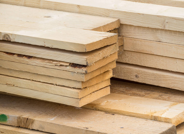 bois de construction sur le chantier
 - Photo, image