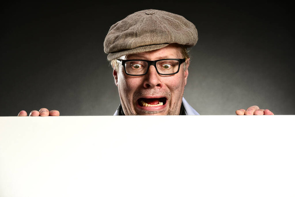 funny man in glasses with empty placard - Foto, afbeelding