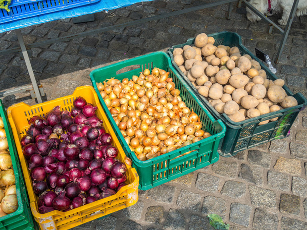 Hortalizas en el mercado semanal
 - Foto, Imagen