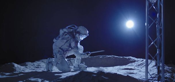 Astronauta arrodillado en la Luna
 - Foto, imagen
