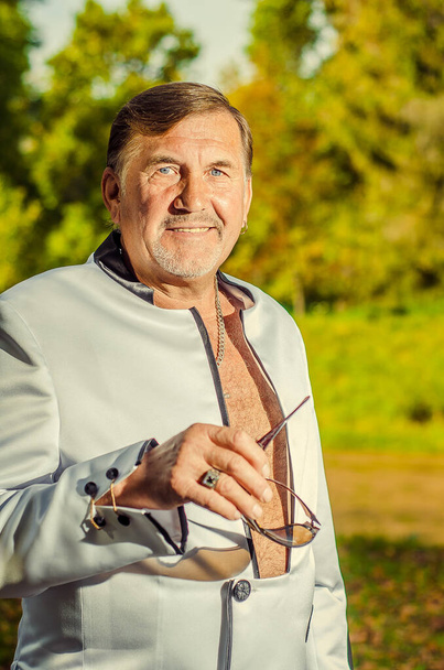 Yaşlı bir beyefendinin portresi. Park Ukrayna Lutsk 19-09-2014. - Fotoğraf, Görsel