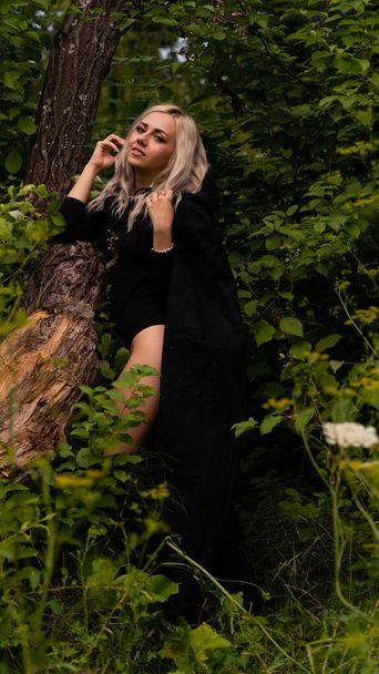 mulher loira sexy em preto camuflagem natureza
 - Foto, Imagem
