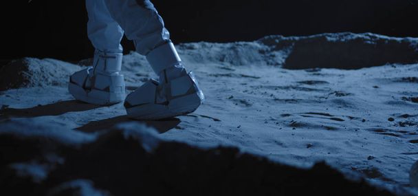 Astronauta przy użyciu sprzętu do pobierania próbek - Zdjęcie, obraz