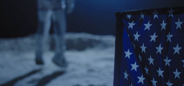 Астронавт, стоящий за флагом США
 - Фото, изображение