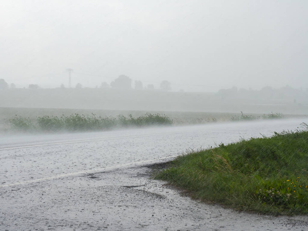 Overstroming van de weg bij zware regenval - Foto, afbeelding