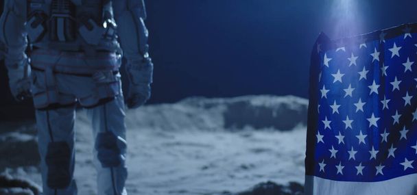 Астронавт, стоящий за флагом США
 - Фото, изображение