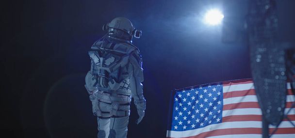 Αστροναύτης στέκεται πίσω μας σημαία - Φωτογραφία, εικόνα