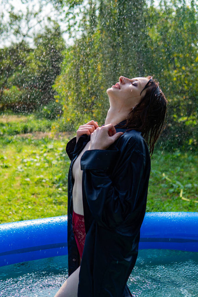 femme nue, cheveux roux mouillés, nature, piscine
 - Photo, image