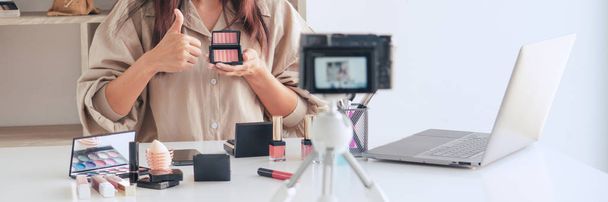 όμορφη Ασιάτισσα γυναίκα επαγγελματική ομορφιά vlog ή blogger παρουσιάζουν καλλυντικά και την εφαρμογή make-up μπροστά κάμερα για την εγγραφή βίντεο - Φωτογραφία, εικόνα