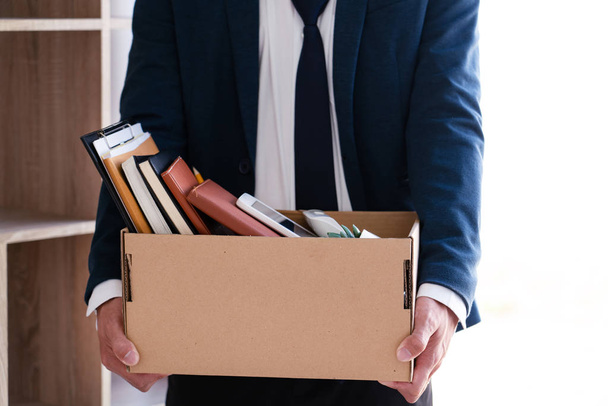Zakenmensen houden ontslag document en verpakking persoonlijk bedrijf op bruine kartonnen doos veranderen van werk, ontslag concept - Foto, afbeelding