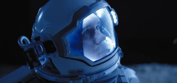 Astronautti kuussa katselee ympärilleen
 - Valokuva, kuva