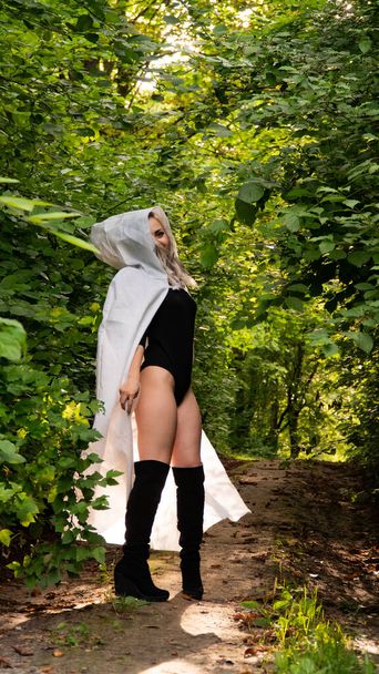 sexy donna bionda in bianco mantello a natura
 - Foto, immagini
