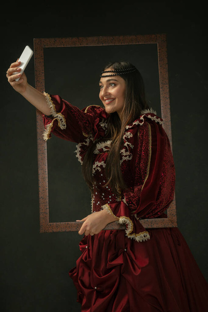 Medieval young woman in old-fashioned costume - Foto, imagen