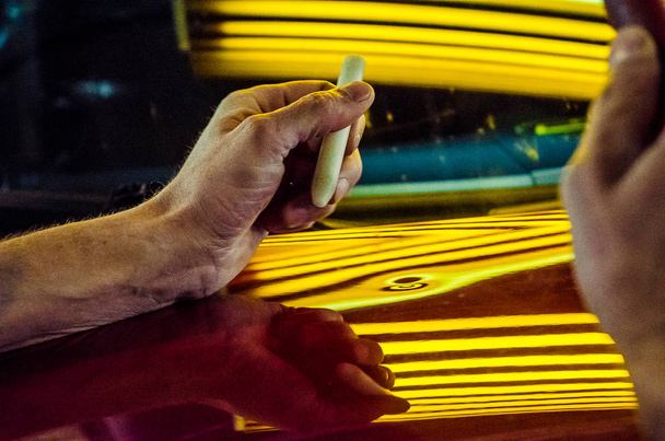 lähikuva mies kädet korjaus auto - Valokuva, kuva