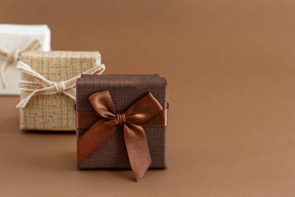 Boîtes cadeaux tons marron sur fond marron
 - Photo, image