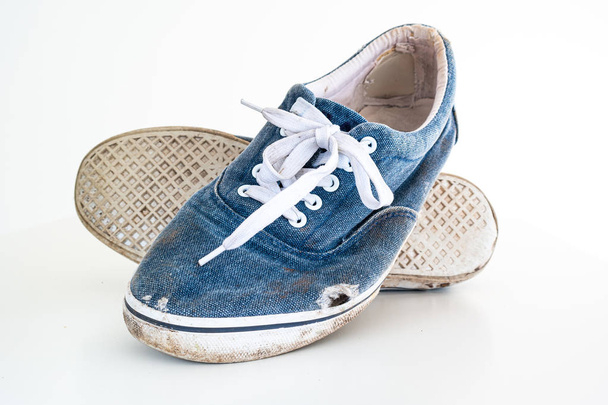 Dvojice nebo velmi špatně opotřebované špinavě modré příležitostné volnočasové boty s - Fotografie, Obrázek