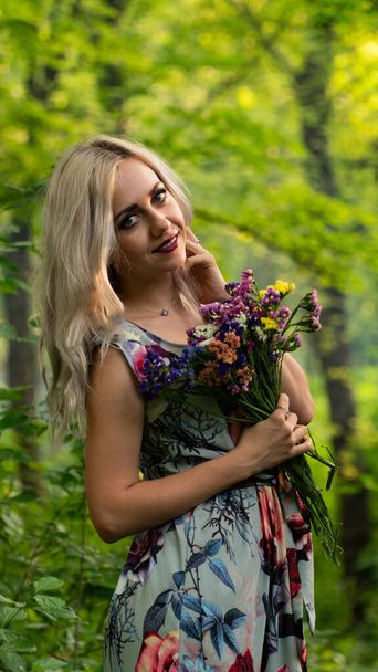 Retrato de hermosa chica en el campo - Foto, Imagen