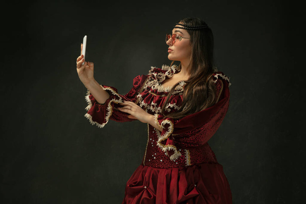 Medieval young woman in old-fashioned costume - Foto, Bild