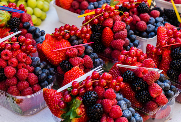 Red berries mix on the market - Zdjęcie, obraz